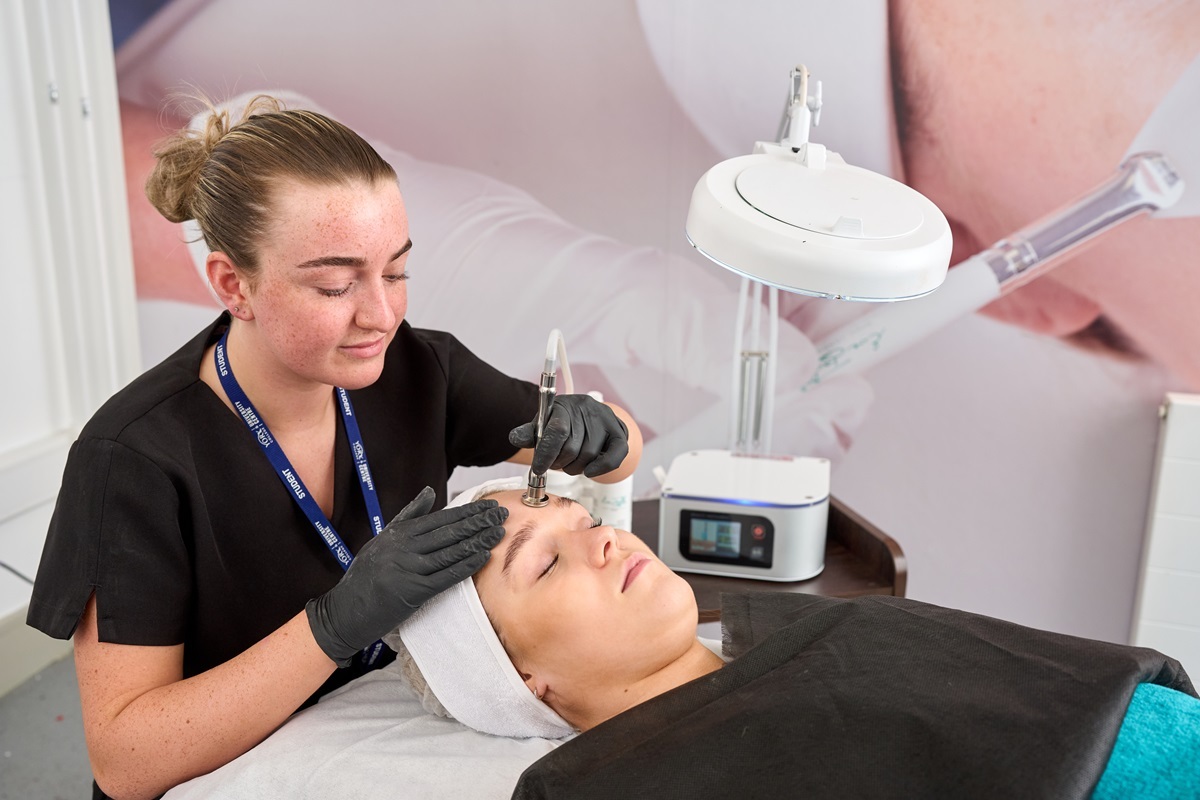 A student performs an advanced facial treatment L4 Aesthetics